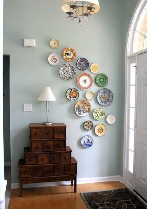 Необычное решение украсить стену в комнате с помощью тарелок, что создаст особенный интерьер.