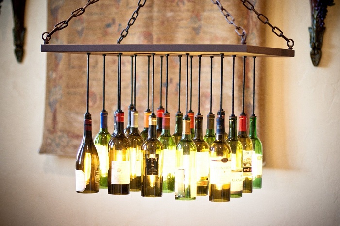 Интересный вариант создать весьма оригинальную люстру, которая сооружена из винных бутылок.