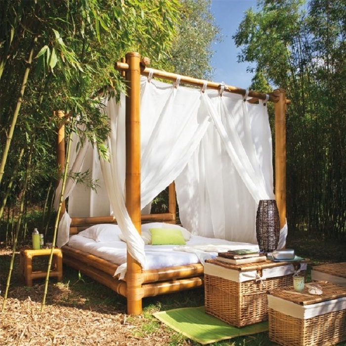 Симпатичная идея оформления кроватки на открытом воздухе - станет местом для приятного времяпровождения.