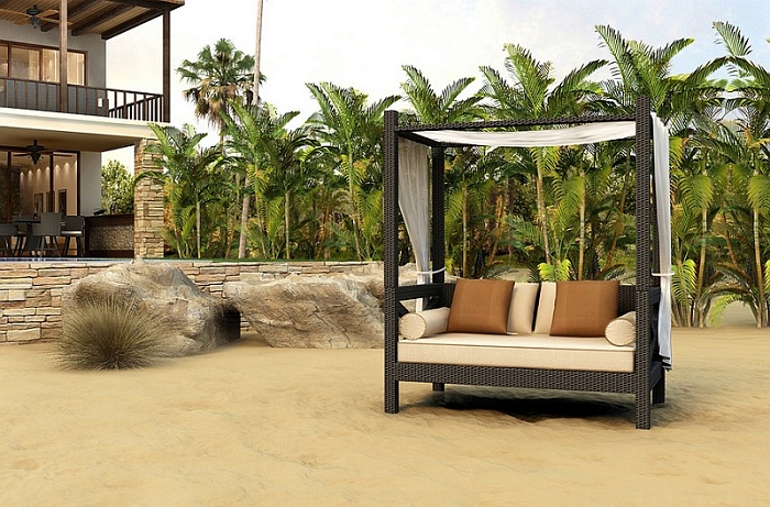 Интересная романтическая обстановка - диван на природе сделает настроение чудесным.