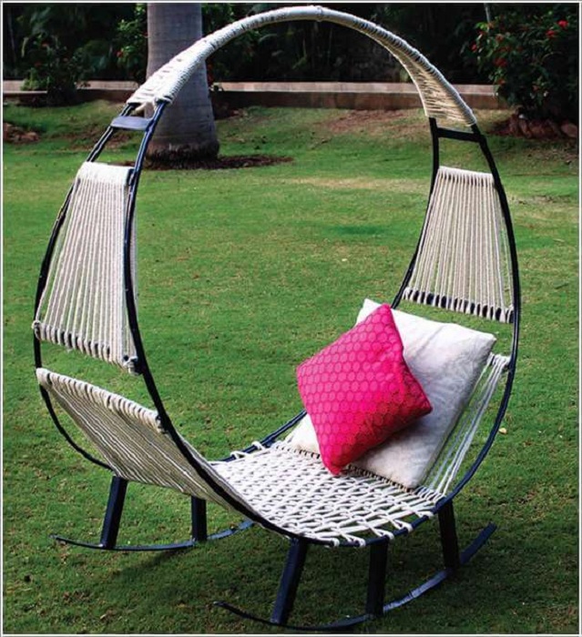 Милый вариант создать кресло-качалку на открытом воздухе, что вдохнет новую жизнь в оформление двора.