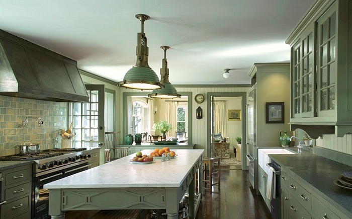Кухонный гарнитур оформлен в благородных оливковых тонах с окрашенными поверхностями - всё просто и прекрасно.