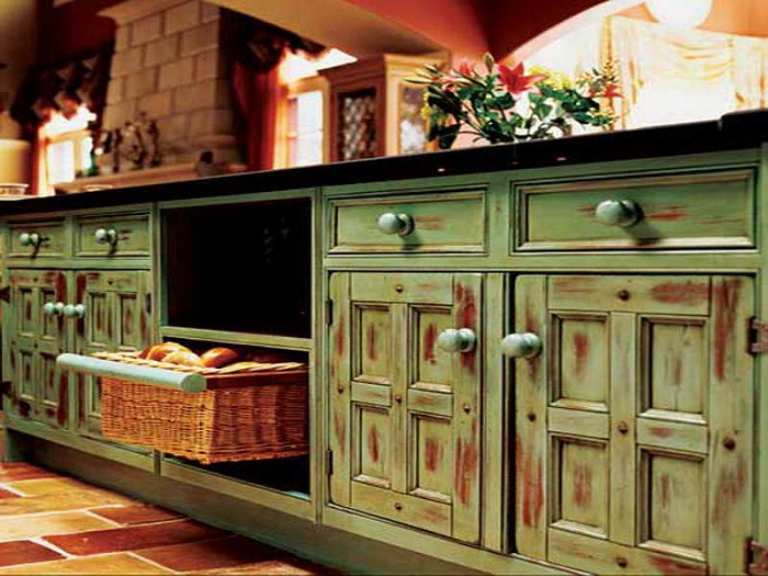 Интерьер кухни оформлен в зеленых тонах в необычном стиле под старину, то что понравится и порадует.