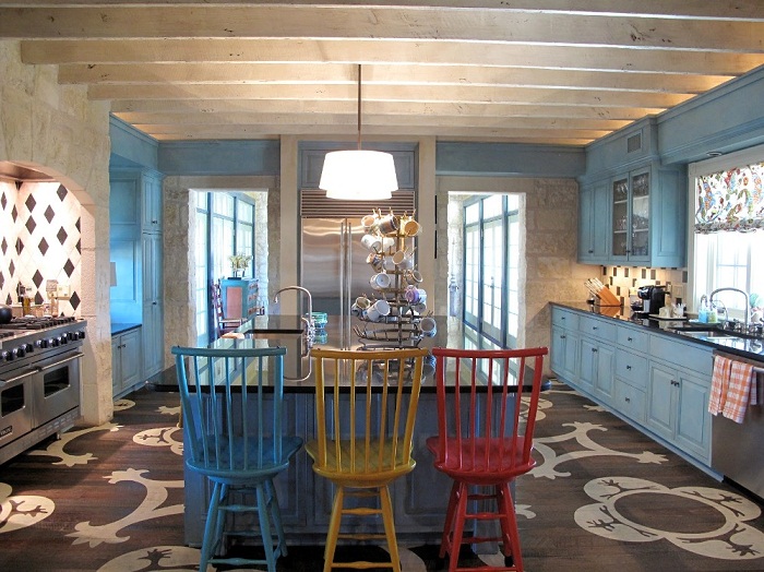 Оформление кухни небесно-голубого цвета, который вдохновит и подарит ощущение легкости.