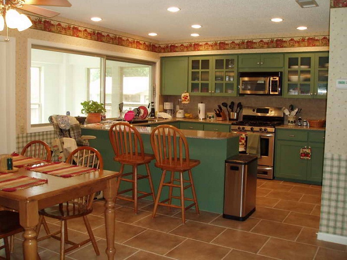 Кухонные шкафы в зеленых тонах создадут интересную обстановку на кухне, что может быть еще лучше.