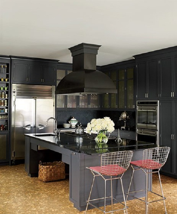 Темная и интересная кухня в черном цвете станет просто классическим и необыкновенным вариантом оформления.