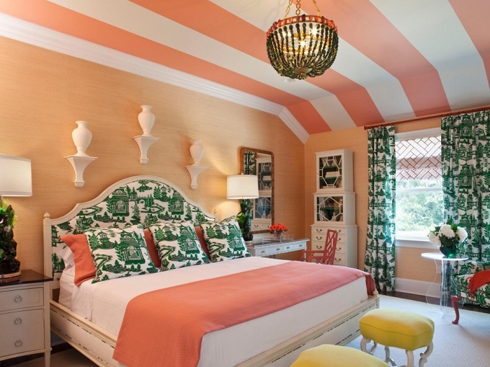 Полосатый потолок в спальне органично сочетается с застеленной постелью, повторяя рисунок.
