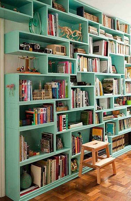 Интересное оформление полочек в книжном шкафу, которые создадут отличную атмосферу в комнате.