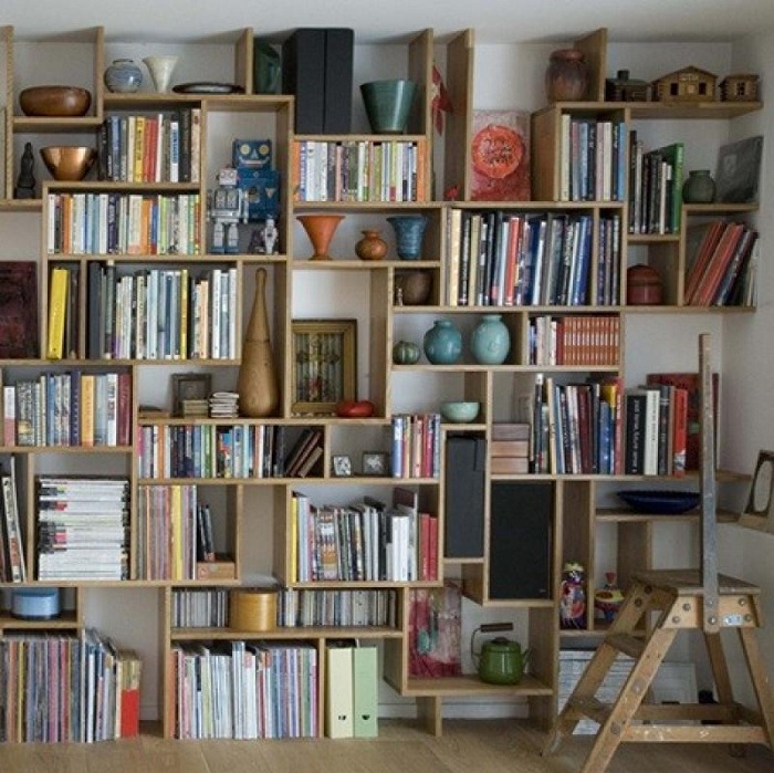 Место для хранения любимых книг и ваз.