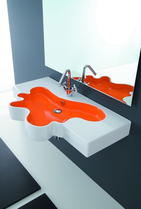 Хорошее дизайнерское решение создать интересный умывальник в виде яркого пятна в ванной комнате.