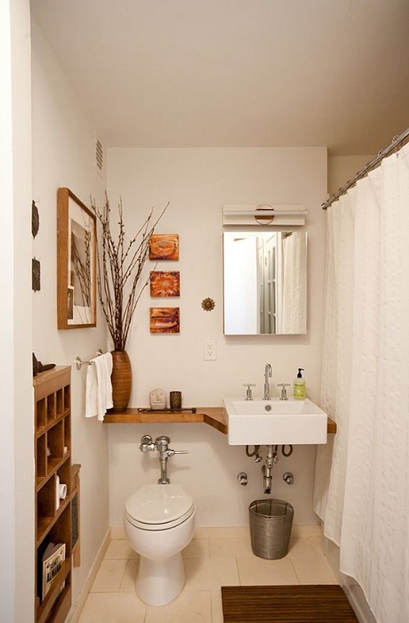 Отличное решение создать светлую обстановку в крошечной ванной комнате.