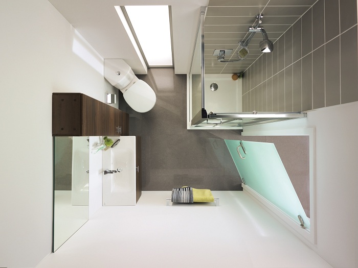При декорировании ванной комнаты возможно разместить одно, но продолговатое окно.