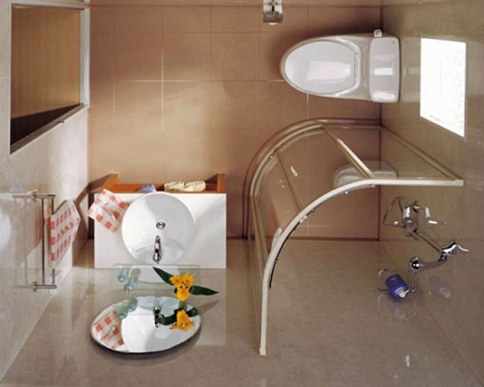 Зрительно увеличит пространство в ванной стеклянная душевая кабинка.