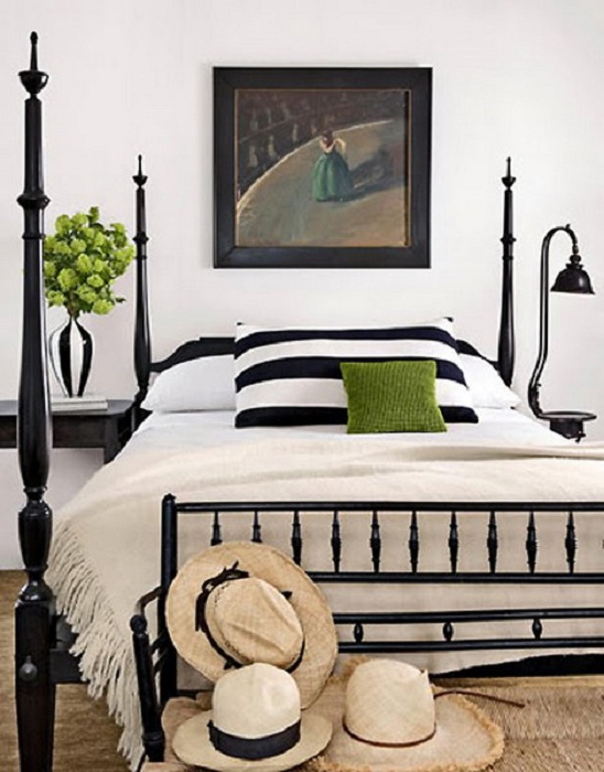 Красивый интерьер спальной в черно-белом цвете с ярким зеленым акцентом.
