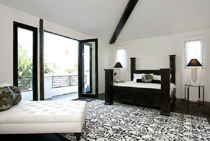 Прекрасный вариант оформления комнаты в черно-белом цвете, то что создаст интересную атмосферу.