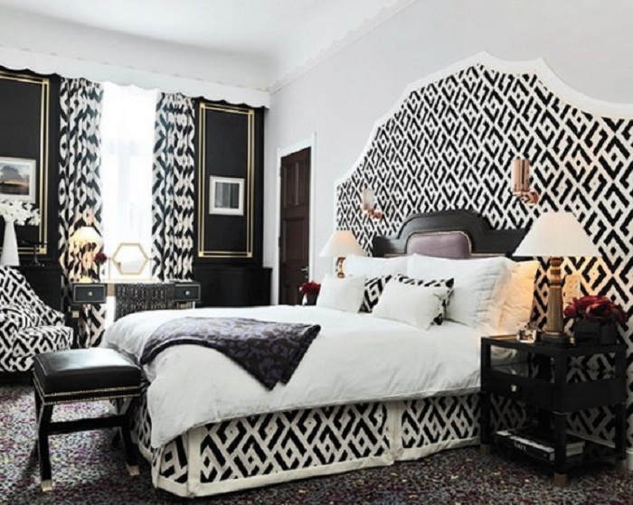 Спальня декорирована черно-белым декором, выглядит очень стильно.