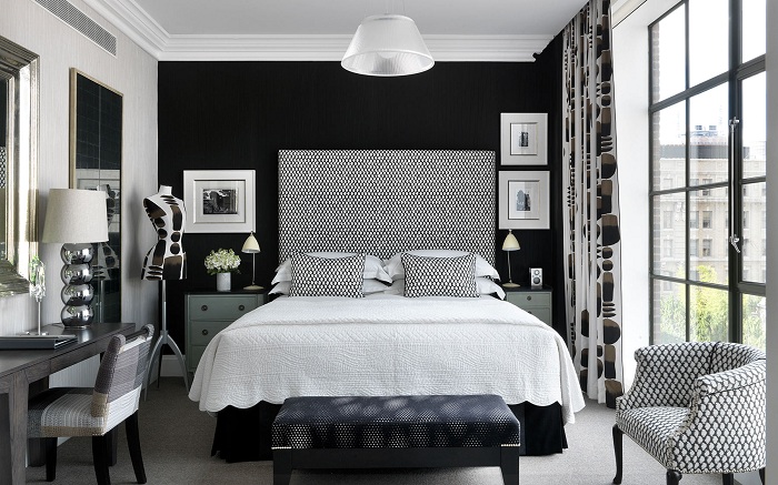 Интересное оформление спальни в черно-белом цвете.
