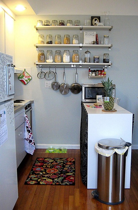 Хороший вариант благоприятно оформить стену на кухне, что заметно сэкономит пространство.