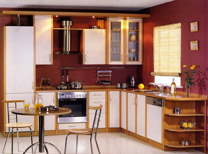 Отличный вариант оформить интерьер кухни с помощью контрастного бордового цвета.