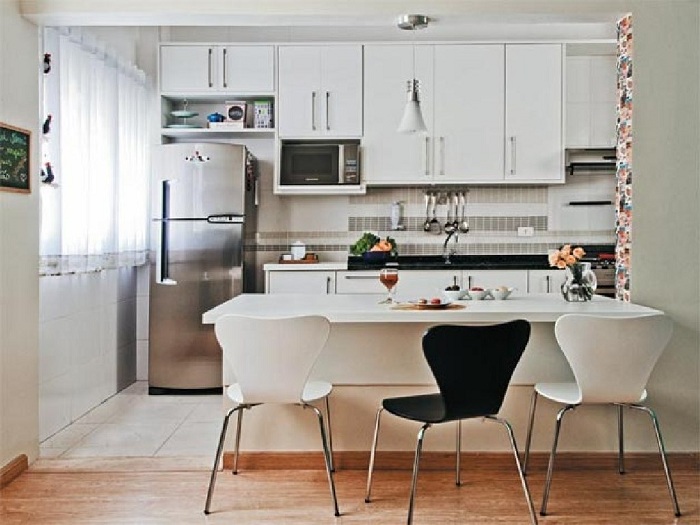 Интерьер мини-кухни преображен за счет использования светлых оттенков плюс дополнительно черных элементов интерьера.