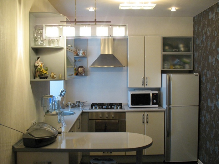 Оформление кухни с маленькой площадью в серых тонах, что выглядит стильно и современно.