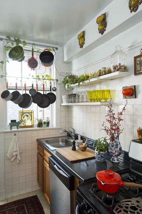 Прекрасный вариант преобразить интерьер мини-кухни при помощи правильного декорирования.