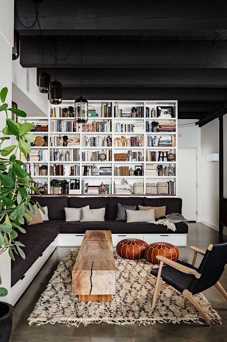 Книжные стеллажи позволят не только украсить интерьер, но и создать чувство большего пространства в любой из комнат.
