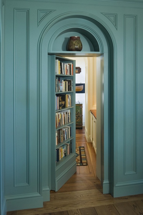 Отличный вариант разместить книжные полки на входной двери в комнату, то что преобразит интерьер.