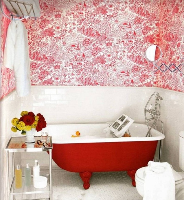 Украшением этой ванной комнаты является ярко-алая ванная, что стала отличным элементом декора в комнате.