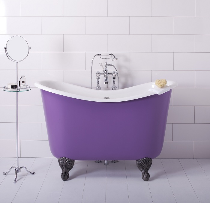 Небольшая яркая фиолетовая ванная, которая отлично вписывается в интерьер ванной комнаты.