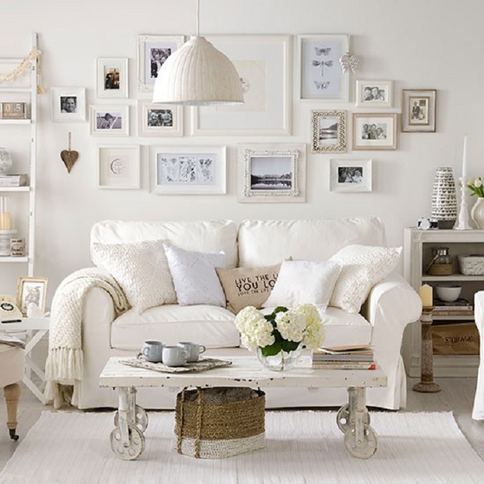 Белый цвет всегда позволяет максимально расширить пространство в маленьких комнатах, то что просто и одновременно удачно.