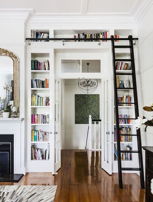 Встроенный книжный шкаф, что станет просто отличным вариантом для оформления интерьера.