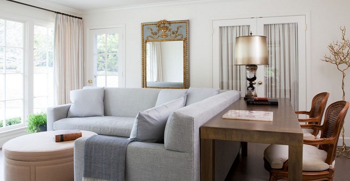Невероятный светло-серый диван с необычной столешницей из дерева - дополняет интерьер и создает обворожительную обстановку.