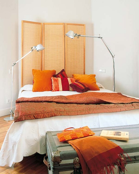 Небольшая комната максимально оптимально украшена кроватью и нужными деталями, создает волшебную атмосферу.