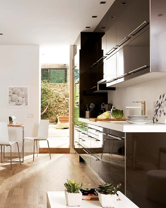 Симпатичный интерьер кухни с максимально компактной обстановкой, которая станет отличным вариантом для оформления подобного помещения.