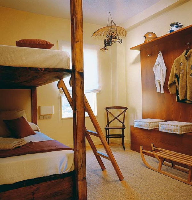 Двухярусная кровать в оформлении спальной с небольшой площадью, станет ключевым моментом в декоре комнаты.