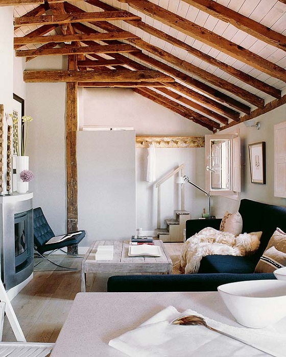Прекрасное оформление небольшой комнаты под крышей дома, то что может стать отличным вариантом для минимизирования пространства.