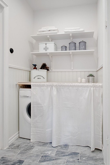 Ванная комната в серо-белых тонах с утонченным белоснежным прачечным пространством.