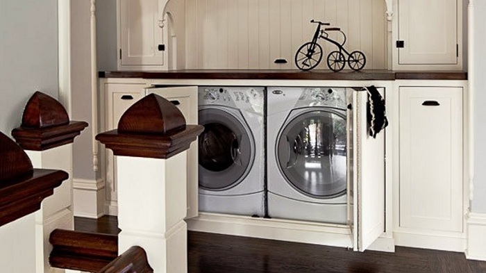 Удобное место для хранения стиральных машин - тумбочка.