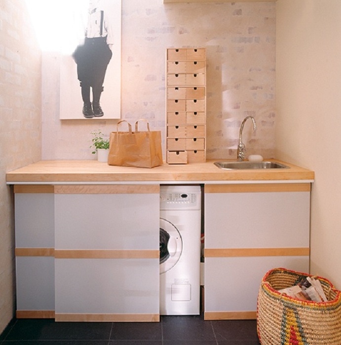 Хороший и удачный вариант - стиральная машина, которая скрыта в тумбочке с раковиной.