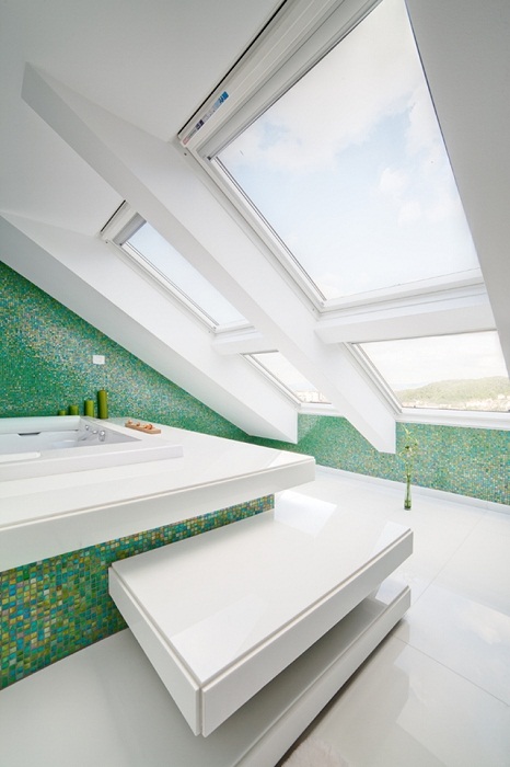 Красивое оформление ванной комнаты в бело-зеленых тонах, что разместилась под чердаком и выглядят очень достойно.