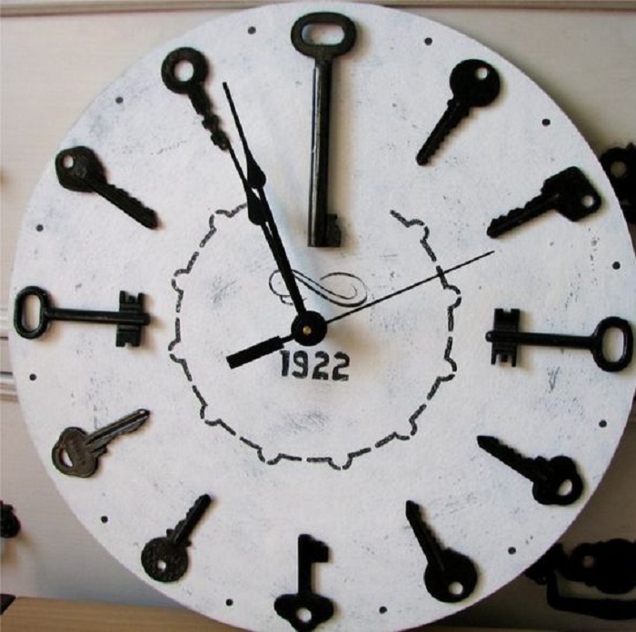 Особенностью этих часов является украшение их различными ключами.