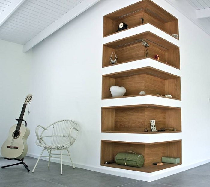 Интересный пример удачного декора комнаты благодаря такому угловому шкафу.