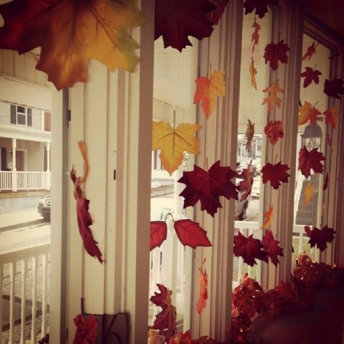Украшение окна при помощи желтых листьев, что порадует и создаст теплую, уютную обстановку в доме.