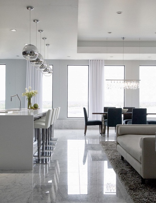 Симпатичное объединение гостиной и столовой, которые выполнены в белом цвете, что освежает интерьер.