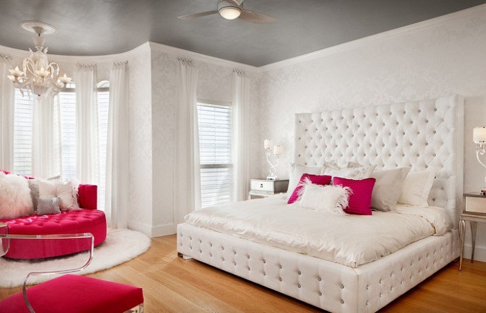 Нежный интерьер спальни в розово-белых тонах.