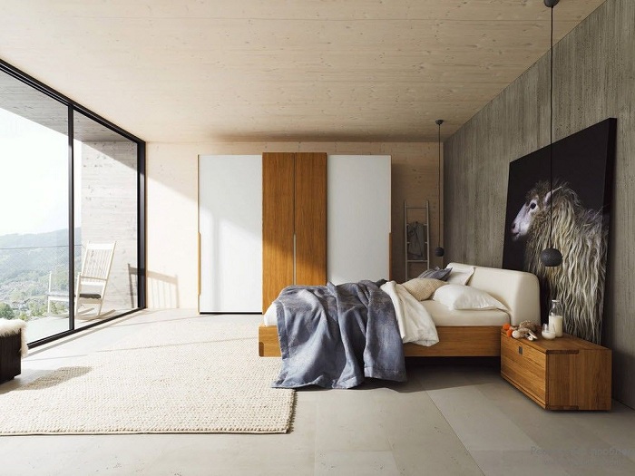 Приятная и комфортная обстановка спальни создана благодаря деревянным акцентам.