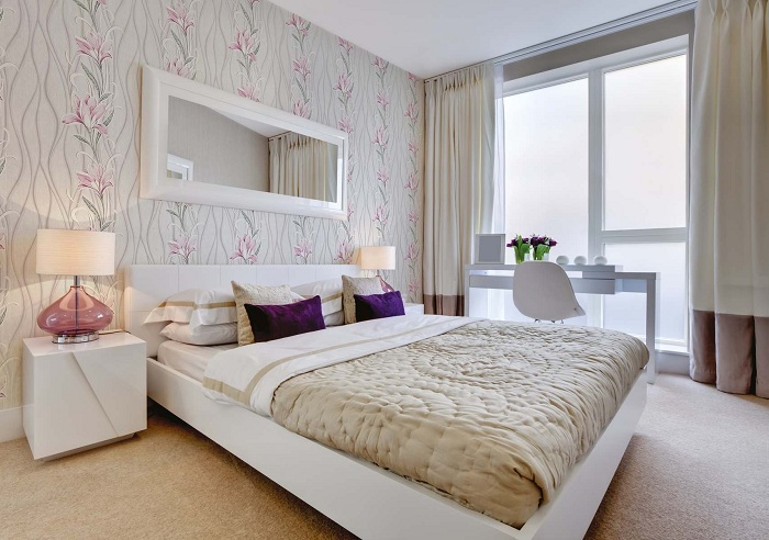Отличный вариант обоев для спальни в нежно-розовых тонах с изображением лилий.