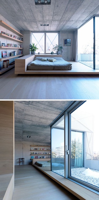 Потрясающий интерьер с крутой кроватью на деревянной платформе с шикарным окном.