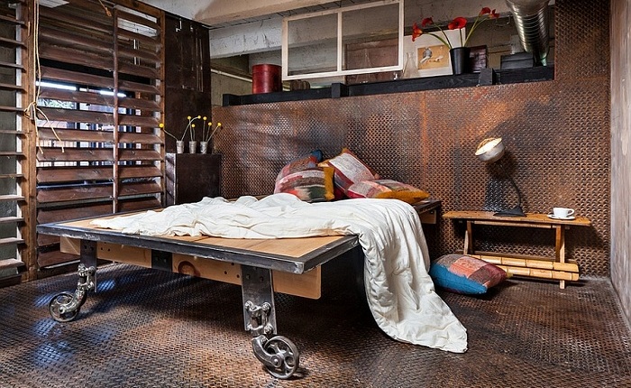 Пример кровати на деревянной платформе, что понравится.